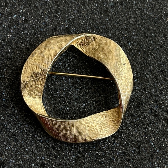 Vintage Accessocraft N.Y.C. Brooch Gold Tone Folded Circle Ribbon - Picture 1 of 6
